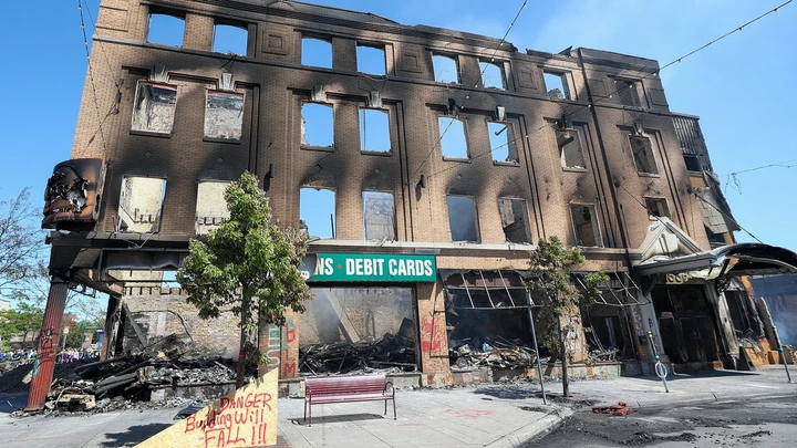 Vista de um prédio incendiado após os protestos pela morte de George Floyd, fotografado em 30 de maio de 2020, em Minneapolis.