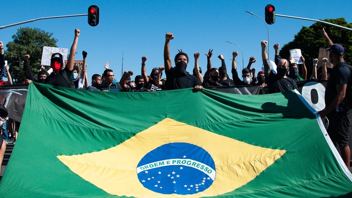 BRASILIA, BRAZIL - JUNE 07: People attend an anti-racist protest condemning the government of President Jair Bolsonaro amidst the coronavirus (COVID-19) pandemic at the Esplanada dos Ministérios on June 07, 2020 in Brasilia, Brazil. The country has over 672,000 confirmed positive cases of Coronavirus and 35,930 deaths. (Photo by Andressa Anholete/Getty Images)