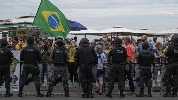 RIO DE JANEIRO, BRAZIL - JUNE 07: Police officers stand during a rally on support of Brazils President Jair Bolsonaro at Copacabana beach on June 07, 2020 in Rio de Janeiro, Brazil. (Photo by Andre Coelho/Getty Images) RIO DE JANEIRO, BRAZIL - JUNE 07: Police officers stand during a rally on support of Brazils President Jair Bolsonaro at Copacabana beach on June 07, 2020 in Rio de Janeiro, Brazil. (Photo by Andre Coelho/Getty Images)