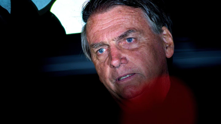 BRASILIA, BRAZIL - OCTOBER 02: Incumbent and candidate Jair Bolsonaro of Liberal Party (PL) talks during a press conference at the end of the general elections day at the main entrance of Alvorada Palace on October 02, 2022 in Brasilia, Brazil. According to official results, Candidate Luiz Inácio Lula da Silva of Workers’ Party (PT) has 48,40% of the votes and Incumbent and candidate Jair Bolsonaro of Liberal Party (PL) 43,22%, with 99,89 % of the voting counted. Lula and Bolosonaro will compete in the presidential runoff on October 30, 2022. (Photo by Andressa Anholete/Getty Images) BRASILIA, BRAZIL - OCTOBER 02: Incumbent and candidate Jair Bolsonaro of Liberal Party (PL) talks during a press conference at the end of the general elections day at the main entrance of Alvorada Palace on October 02, 2022 in Brasilia, Brazil. According to official results, Candidate Luiz Inácio Lula da Silva of Workers’ Party (PT) has 48,40% of the votes and Incumbent and candidate Jair Bolsonaro of Liberal Party (PL) 43,22%, with 99,89 % of the voting counted. Lula and Bolosonaro will compete in the presidential runoff on October 30, 2022. (Photo by Andressa Anholete/Getty Images)