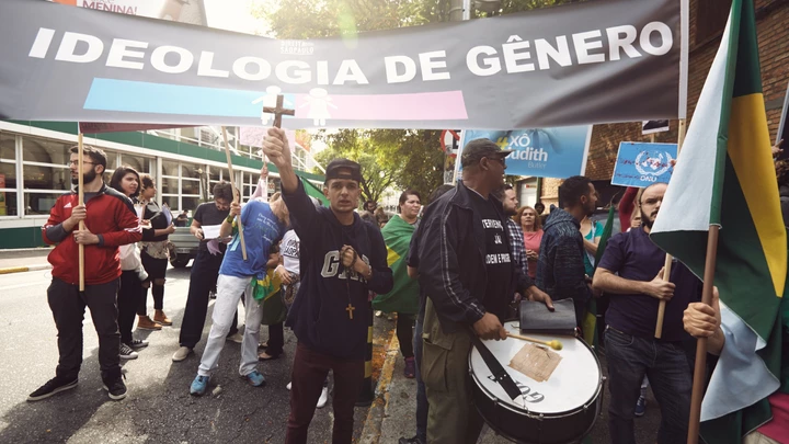 “Queimem a bruxa!” Visita de Judith Butler provoca manifestações nas ruas de São Paulo