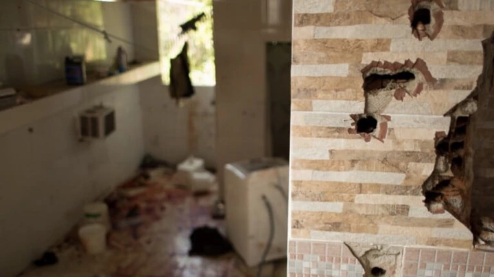 A guerra prometida no Rio já começou: era uma casa como a sua, virou o cenário de um massacre A guerra prometida no Rio já começou: era uma casa como a sua, virou o cenário de um massacre
