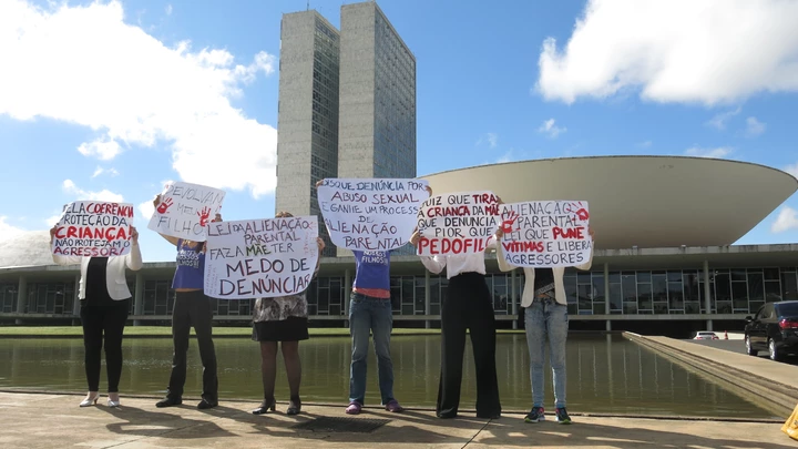23 mães acusaram homens de abusos contra seus filhos, mas foram enquadradas na lei do Alienamento Parental e hoje estão afastadas das crianças. 23 mães acusaram homens de abusos contra seus filhos, mas foram enquadradas na lei do Alienamento Parental e hoje estão afastadas das crianças.