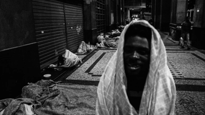 Pessoas em situação de rua se reúnem para dormir sob marquise na região no centro do Rio. Pessoas em situação de rua se reúnem para dormir sob marquise na região no centro do Rio.