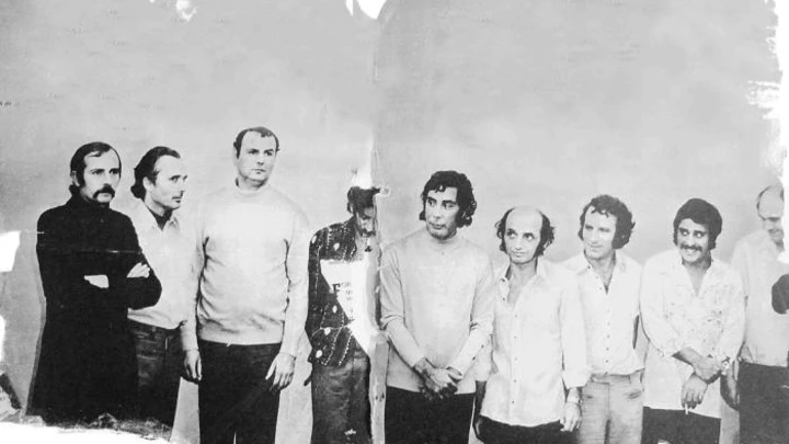 Lelio Paolo Gigante (terceiro da esquerda para direita) preso no Brasil em 1972 junto com o mafioso italiano Tommaso Buscetta (ao centro).