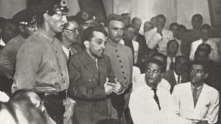O líder comunista Luiz Carlos Prestes, ao centro, em julgamento pelo Tribunal de Segurança, 1937. O líder comunista Luiz Carlos Prestes, ao centro, em julgamento pelo Tribunal de Segurança, 1937.