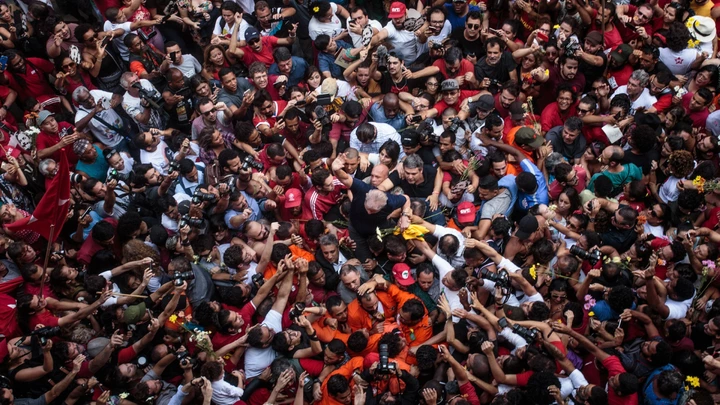 Após último discurso antes de ir até a Polícia Federal, o ex-presidente Lula é carregado e levado pelo povo de volta ao Sindicato dos Metalúrgicos do ABC. 07 de abril de 2018. São Bernardo do Campo (SP)
