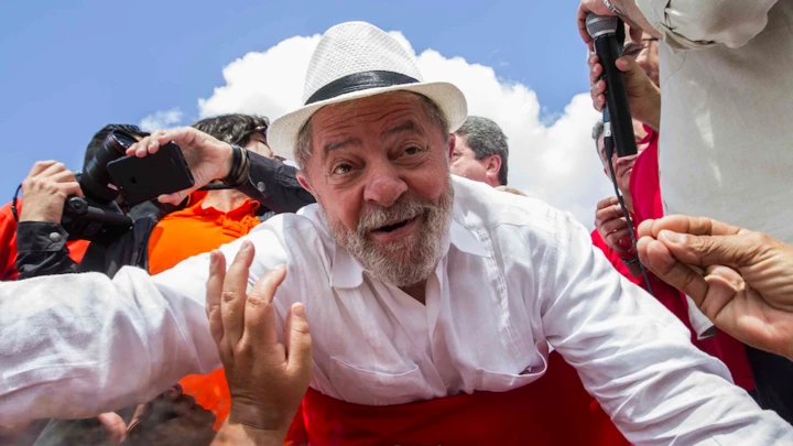 XEX?âU, PE, 24.08.2017: LULA-NORDESTE - O ex-presidente Lula deixa o estado de Alagoas e para no meio da estrada, em Xex?©u, primeira cidade de Pernambuco. ?â o oitavo dia da caravana do petista por 25 munic??pios do Nordeste. (Foto: Marlene Bergamo/Folhapress) XEX?âU, PE, 24.08.2017: LULA-NORDESTE - O ex-presidente Lula deixa o estado de Alagoas e para no meio da estrada, em Xex?©u, primeira cidade de Pernambuco. ?â o oitavo dia da caravana do petista por 25 munic??pios do Nordeste. (Foto: Marlene Bergamo/Folhapress)