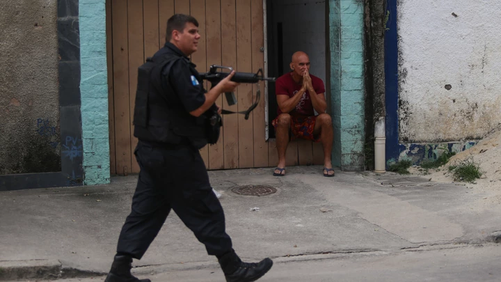 Operações de policiais no Rio de Janeiro reforçam política de confronto na Segurança Pública.