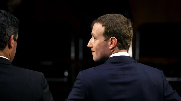 Mark Zuckerberg, CEO e fundador da empresa Facebook Inc., sai para o intervalo durante uma audiência conjunta dos comitês Judiciário e de Comércio do Senado, em Washington, D.C., em 10 de abril de 2018. Mark Zuckerberg, CEO e fundador da empresa Facebook Inc., sai para o intervalo durante uma audiência conjunta dos comitês Judiciário e de Comércio do Senado, em Washington, D.C., em 10 de abril de 2018.