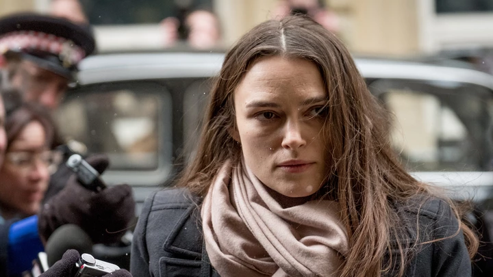 Keira Knightley, como denunciante Katharine Gun, no filme "Segredos Oficiais", de 2019. Keira Knightley, como denunciante Katharine Gun, no filme "Segredos Oficiais", de 2019.