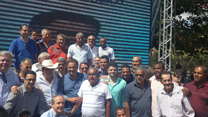 Aécio lançou candidatura à Câmara para 20 eleitores que chegaram em uma van escolar Aécio lançou candidatura à Câmara para 20 eleitores que chegaram em uma van escolar