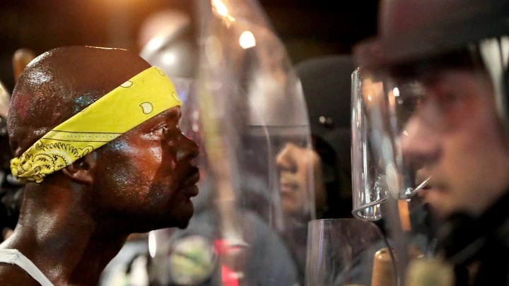 Manifestantes confrontam a polícia durante protestos em St. Louis. 16 de setembro de 2017Dozens of business windows were smashed and at least two police cars were damaged during a second day of protests following the acquittal of Stockley, who was been charged with first-degree murder last year following the 2011 on-duty shooting of Anthony Lamar Smith. (Photo by Scott Olson/Getty Images) Manifestantes confrontam a polícia durante protestos em St. Louis. 16 de setembro de 2017Dozens of business windows were smashed and at least two police cars were damaged during a second day of protests following the acquittal of Stockley, who was been charged with first-degree murder last year following the 2011 on-duty shooting of Anthony Lamar Smith. (Photo by Scott Olson/Getty Images)