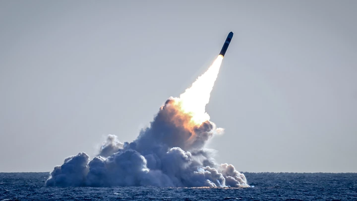 Um míssil desarmado Trident II D5 é lançado do submarino de mísseis balísticos da classe Ohio, USS Nebraska, na costa da Califórnia, em 26 de março de 2008. Um míssil desarmado Trident II D5 é lançado do submarino de mísseis balísticos da classe Ohio, USS Nebraska, na costa da Califórnia, em 26 de março de 2008.