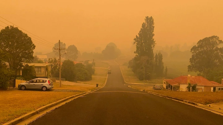 ‘Era 31 de dezembro e estávamos dentro do fogo’: o relato de uma família em fuga dos incêndios na Austrália ‘Era 31 de dezembro e estávamos dentro do fogo’: o relato de uma família em fuga dos incêndios na Austrália