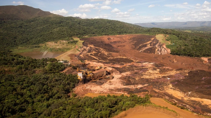 BRUMADINHO, MG, 25.01.2019: BARRAGEM-MG - Uma barragem da mineradora Vale rompeu a manh?£ desta sexta-feira (25) em Brumadinho, cidade da Grande Belo Horizonte. Rompimento foi na altura do km 50 da rodovia MG-040. N?£o h?° informa?ß?µes sobre feridos. (Foto:  Moises Silva/O Tempo/Folhapress)