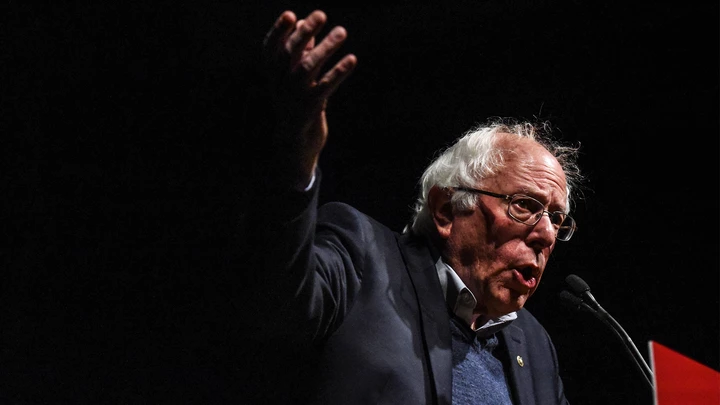 O senador Bernie Sanders discursa em um evento da campanha “libere o voto” com a candidata do Partido Democrata ao governo Christine Hallquist em 4 de novembro de 2018 em Burlington, no estado de Vermont.