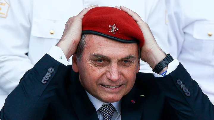 O presidente Jair Bolsonaro usa boina vermelha durante cerimônia de comemoração ao dia do soldado, no QG do Exército, em Brasília. Foto: Pedro Ladeira/Folhapress