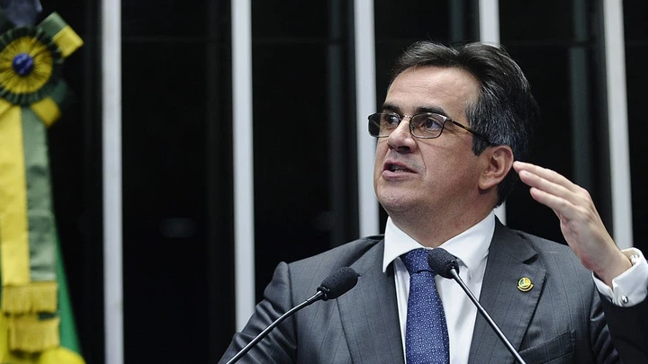 Senador Ciro Nogueira (PP-PI), autor de um projeto que prevê prisão para divulgação de fake news, discursa em plenário, em 29 de abril de 2015. 