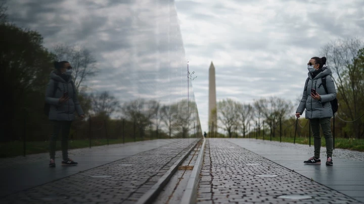 Uma mulher visita o Memorial dos Veteranos do Vietnã vazio, em 14 de abril, em Washington.