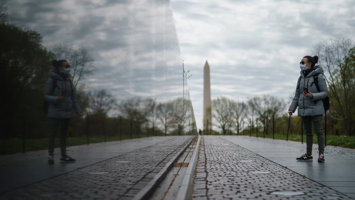 Uma mulher visita o Memorial dos Veteranos do Vietnã vazio, em 14 de abril, em Washington. Uma mulher visita o Memorial dos Veteranos do Vietnã vazio, em 14 de abril, em Washington.