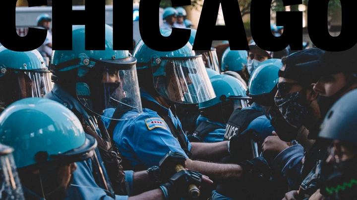 Manifestantes entram em conflito com a polícia de Chicago durante um protesto pela morte de George Floyd, em 30 de maio de 2020. Manifestantes entram em conflito com a polícia de Chicago durante um protesto pela morte de George Floyd, em 30 de maio de 2020.
