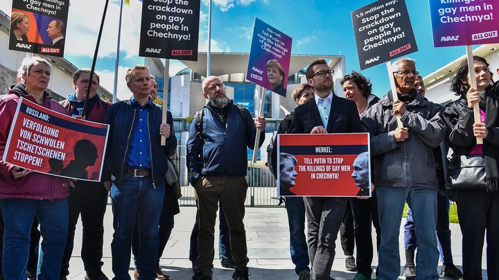 Ativistas exibem cartazes diante da Chancelaria de Berlim em 30 de abril de 2017, durante uma manifestação exigindo do presidente da Rússia o fim da perseguição aos homens gays na Chechênia.