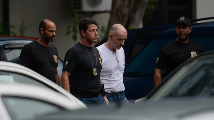 Rio de Janeiro  - Empresário Eike Batista deixa a sede da PF, na região portuária da cidade, após depoimento na Delegacia de Combate ao Crime Organizado e Desvio de Recursos (Fernando Frazão/Agência Brasil) Rio de Janeiro  - Empresário Eike Batista deixa a sede da PF, na região portuária da cidade, após depoimento na Delegacia de Combate ao Crime Organizado e Desvio de Recursos (Fernando Frazão/Agência Brasil)