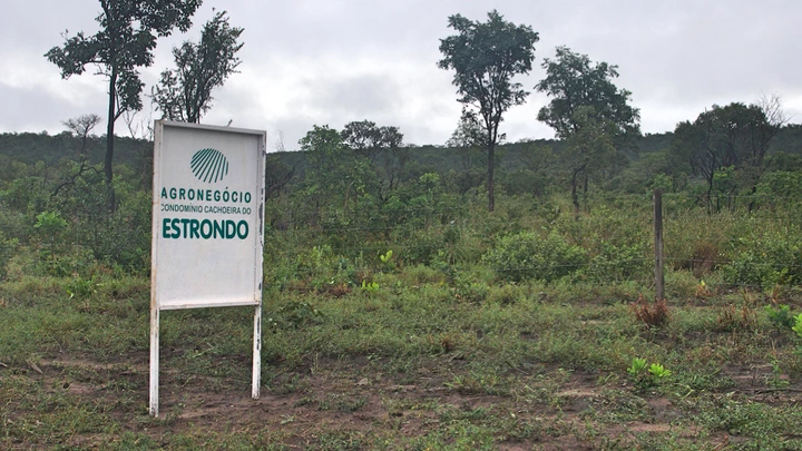 Placa da Agronegócio Estrondo em área de Cerrado no Oeste da Bahia.