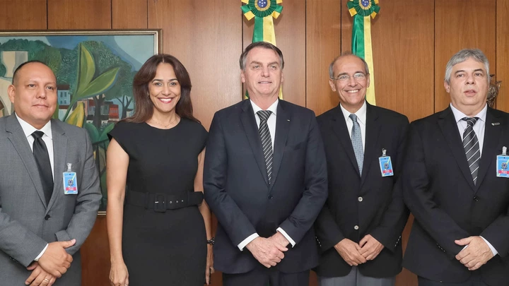 Ao lado de Jair Bolsonaro, o presidente do Conselho Federal de Medicina, Mauro Ribeiro (terceiro da esquerda para direita), durante audiência, em Brasília.