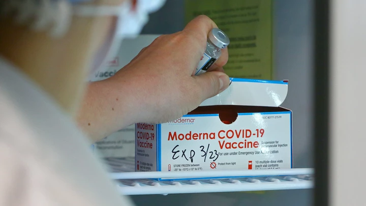Em Central Falls, Rhode Island, um médico devolve para o refrigerador uma dose da vacina contra covid-19 do laboratório Moderna, em 1º de março de 2021.