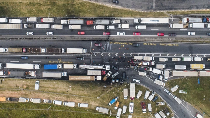EMBU DAS ARTES, SP. 26.05.2018 - ESTRADAS-SP - Fila de caminhões durante greve de caminhoneiros da rodovia Régis Bittencourt, próximo a Embu das Artes.  (Foto: Danilo Verpa/Folhapress)