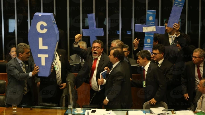 Brasília - Após a conclusão da leitura do parecer do relator do projeto da reforma trabalhista, deputados de partidos de oposição ao governo retomaram a obstrução aos trabalhos no plenário (Antonio Cruz/Agência Brasil) Brasília - Após a conclusão da leitura do parecer do relator do projeto da reforma trabalhista, deputados de partidos de oposição ao governo retomaram a obstrução aos trabalhos no plenário (Antonio Cruz/Agência Brasil)