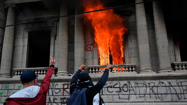 Manifestantes na Guatemala queimam Congresso contra o governo