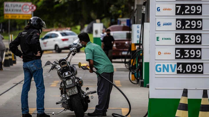 A grana da sua gasolina de R$ 7 abastece o Auxílio Mercado de Bolsonaro A grana da sua gasolina de R$ 7 abastece o Auxílio Mercado de Bolsonaro