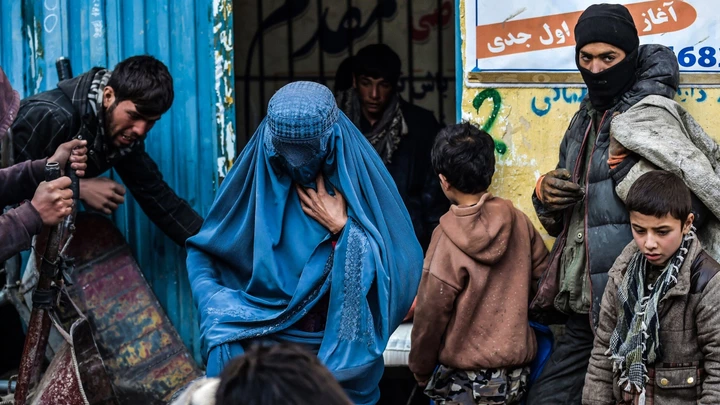 Pessoas esperam para receber ajuda de uma instituição de caridade nos arredores de Cabul, Afeganistão, em 30 de janeiro de 2022. Pessoas esperam para receber ajuda de uma instituição de caridade nos arredores de Cabul, Afeganistão, em 30 de janeiro de 2022.
