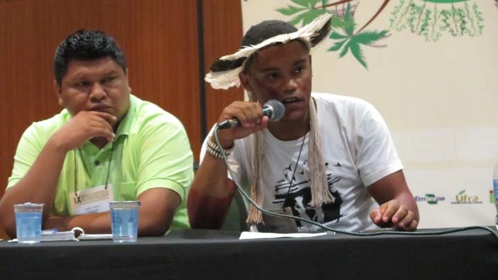 Seguranças do Planalto proíbem representante de índios de entrar em reunião porque usava cocar Seguranças do Planalto proíbem representante de índios de entrar em reunião porque usava cocar