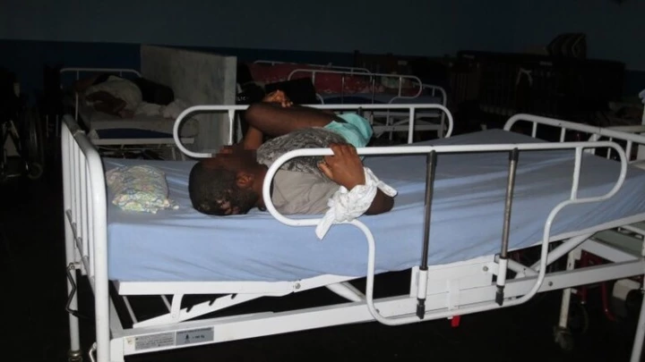 Um jovem amarrado à sua cama em uma instituição para pessoas com deficiência no Rio de Janeiro, em 2016. Um jovem amarrado à sua cama em uma instituição para pessoas com deficiência no Rio de Janeiro, em 2016.