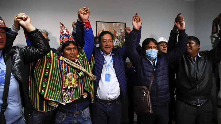 Luis Arce, centro, candidato a presidente do Movimento ao Socialismo, MAS, e seu vice David Choquehuanca, segundo à direita, comemoram a vitória nas eleições gerais durante uma entrevista coletiva em La Paz, Bolívia, nesta segunda-feira, 19 de outubro.