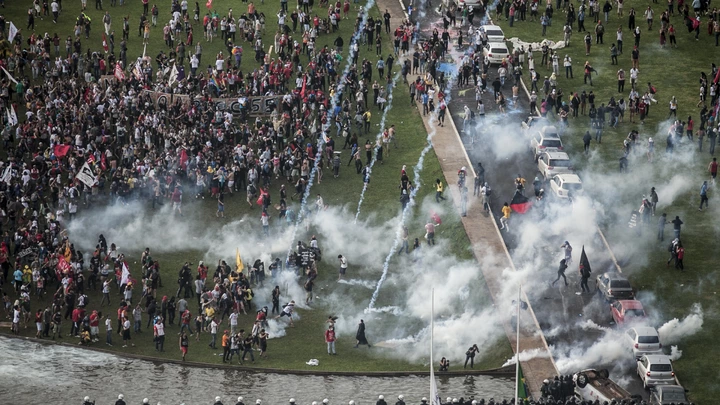 Manifestantes nos jardins do Planalto em ato contra a PEC55; terça-feira, 29. Manifestantes nos jardins do Planalto em ato contra a PEC55; terça-feira, 29.
