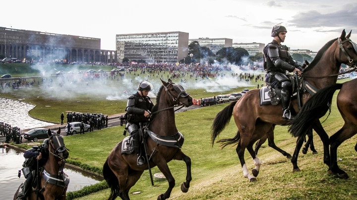 Qual a sua opinião sobre a política brasileira? Qual a sua opinião sobre a política brasileira?