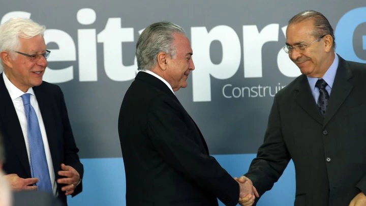 Brasília - O ministro Moreira Franco, o presidente Michel Temer e o ministro Eliseu Padilha, durante cerimônia de assinatura de contratos de concessões dos aeroportos de Fortaleza, Porto Alegre, Salvador e Florianópolis (Antonio Cruz/Agência Brasil) Brasília - O ministro Moreira Franco, o presidente Michel Temer e o ministro Eliseu Padilha, durante cerimônia de assinatura de contratos de concessões dos aeroportos de Fortaleza, Porto Alegre, Salvador e Florianópolis (Antonio Cruz/Agência Brasil)