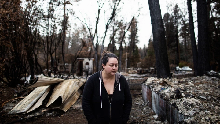 Michelle Teixeira em meio aos escombros de sua casa, destruída no incêndio de Camp, em Paradise, Califórnia. Michelle Teixeira em meio aos escombros de sua casa, destruída no incêndio de Camp, em Paradise, Califórnia.
