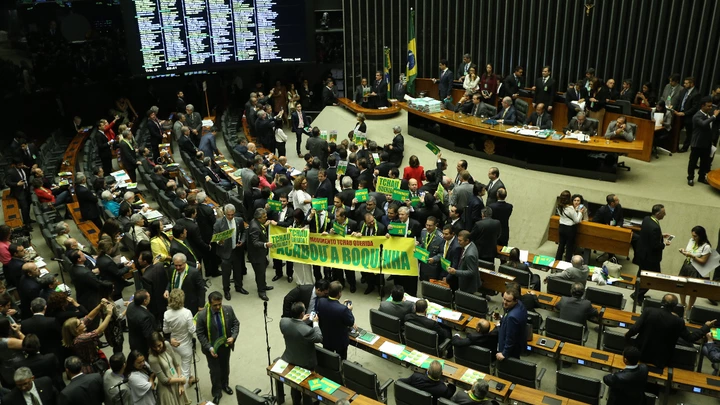 BRASÍLIA, DF, 15.04.2016: DILMA-IMPEACHMENT – Deputados com cartaz “acabou a boquinha” durante debate do processo de impeachment da presidente Dilma Rousseff, na Câmara dos Deputados, nesta sexta-feira (15). (Foto: Alan Marques/Folhapress) BRASÍLIA, DF, 15.04.2016: DILMA-IMPEACHMENT – Deputados com cartaz “acabou a boquinha” durante debate do processo de impeachment da presidente Dilma Rousseff, na Câmara dos Deputados, nesta sexta-feira (15). (Foto: Alan Marques/Folhapress)