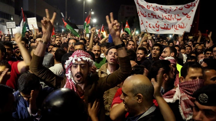 Primeiro-ministro da Jordânia cai, mas protestos contra austeridade continuam Primeiro-ministro da Jordânia cai, mas protestos contra austeridade continuam