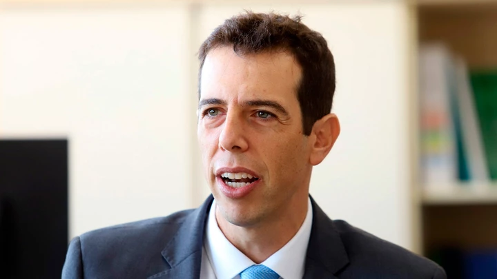 Ministro escolhido por Bolsonaro para a Educação contratou afiliada da TV Record e deixou alunos de 165 cidades sem aulas Ministro escolhido por Bolsonaro para a Educação contratou afiliada da TV Record e deixou alunos de 165 cidades sem aulas