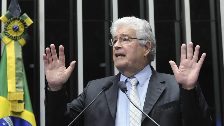 Senador Roberto Requião (MDB-PR) discursa no plenário do Congresso em 24/02/2015.