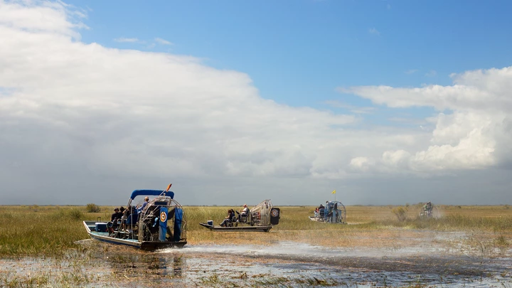 Membros da tribo Miccosukee realizam o levantamento semestral da qualidade das águas de Everglades na reserva de Tamiami Trail, área de preservação hídrica 3-A, Condado de Miami-Dade, Flórida (12/10/2016).  Membros da tribo Miccosukee realizam o levantamento semestral da qualidade das águas de Everglades na reserva de Tamiami Trail, área de preservação hídrica 3-A, Condado de Miami-Dade, Flórida (12/10/2016).