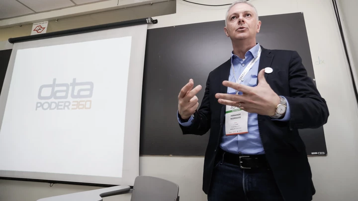 Fernando Rodrigues, do Data Poder360, foi criticado por Ibope e Datafolha por pesquisas eleitorais feitas por telefone. Fernando Rodrigues, do Data Poder360, foi criticado por Ibope e Datafolha por pesquisas eleitorais feitas por telefone.