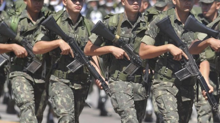 Avanço do autoritarismo no Brasil assanha os militares